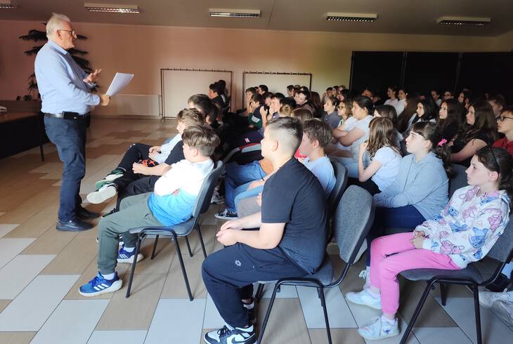Zene a t�rt�nelem t�kr�ben - interakt�v el�ad�s fels� tagozatosoknak